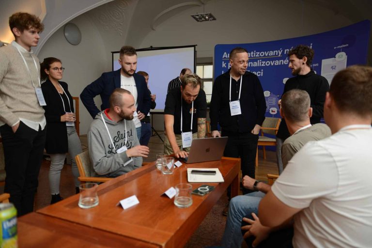 Lidé si povídají u stolu na konferenci O Marketingu bez obleku