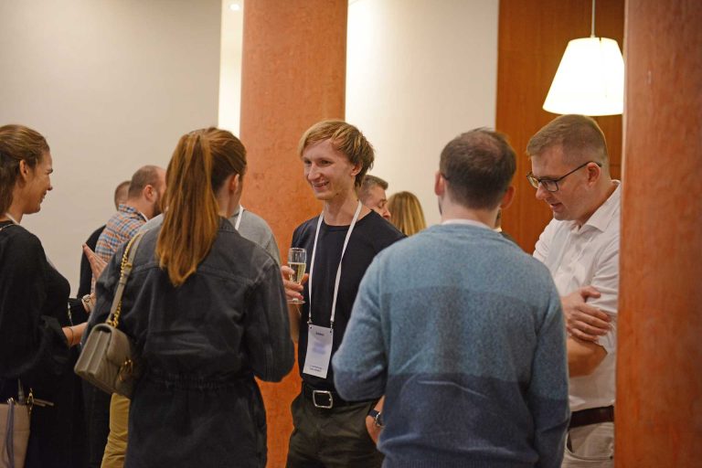 Lidé si povídají na konferenci O Marketingu bez obleku