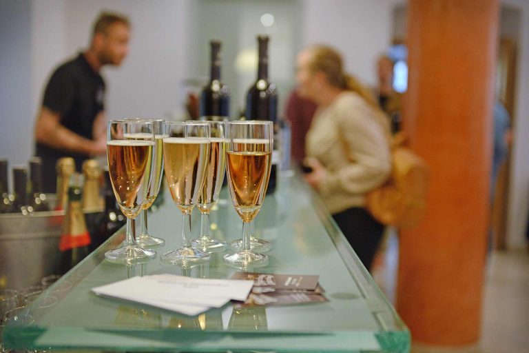 Pohled na skleničky Prosecco na konferenci O Marketingu bez obleku
