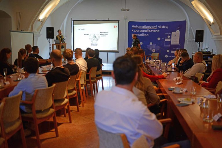 Pohled na řečníky a posluchače na konferenci O Marketingu bez obleku