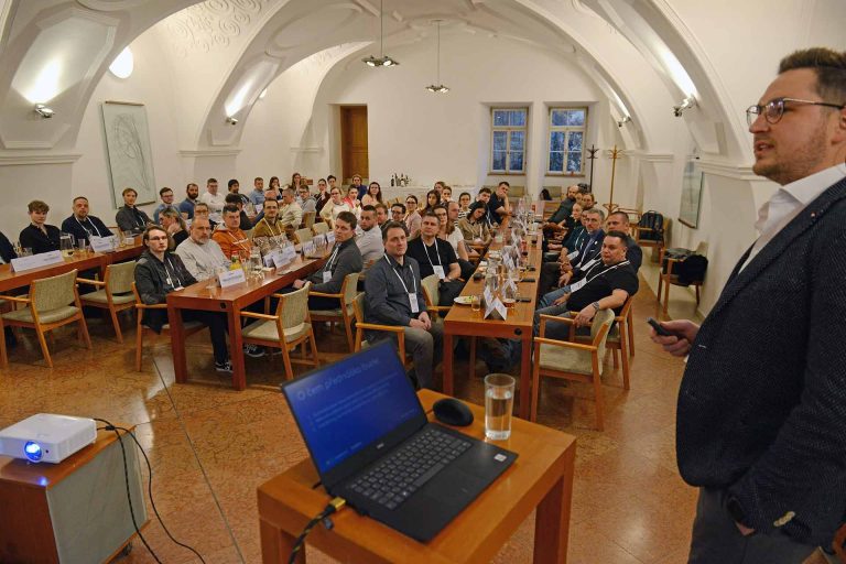 Pohled na publikum na konferenci O Marketingu bez obleku 20. ledna 2025