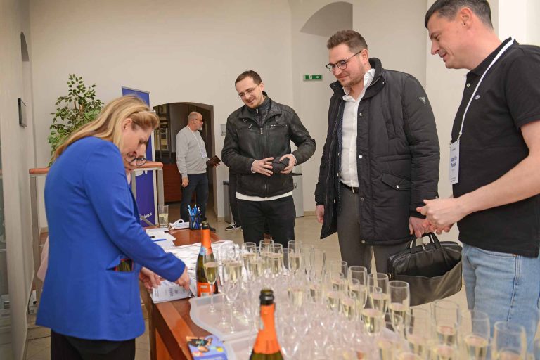 Pohled na přijetí účastníků konference O Marketingu bez obleku 20. ledna 2025